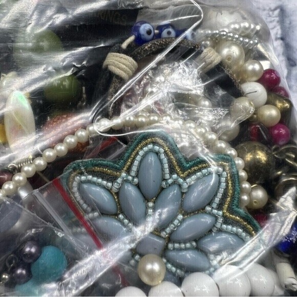 5 pounds of craft jewelry bundle vintage to current for repurpose - Picture 5 of 14